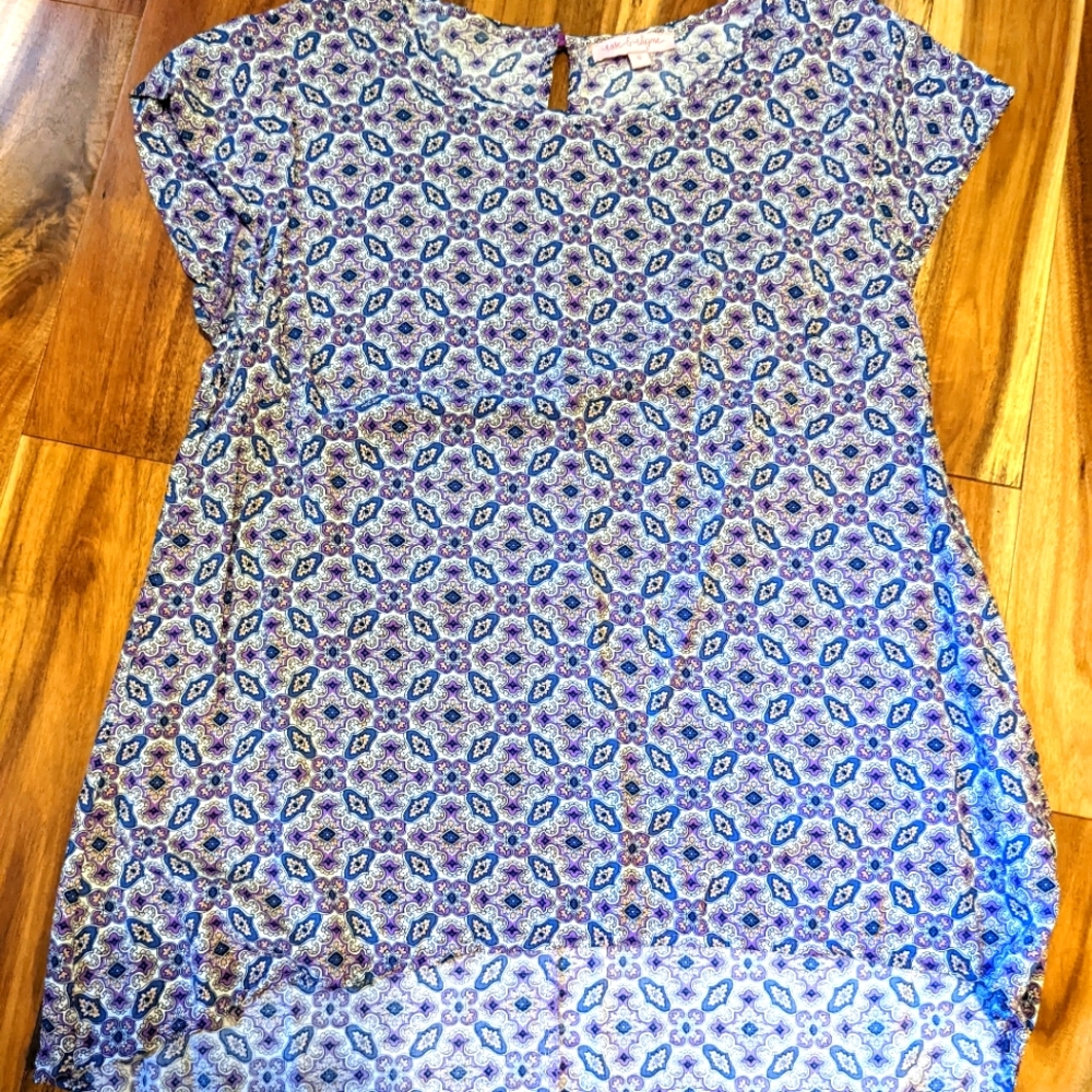 Like new (worn once) Rose & Thyme beautiful floral shirt in size small